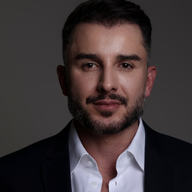 Dr. Pedro Sousa de terno, sorrindo